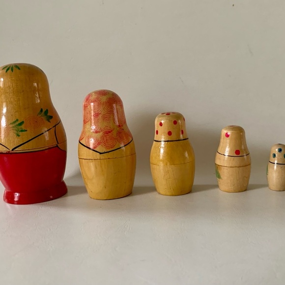 Vintage wooden hand carved Matroyshka nesting doll - Picture 6 of 11